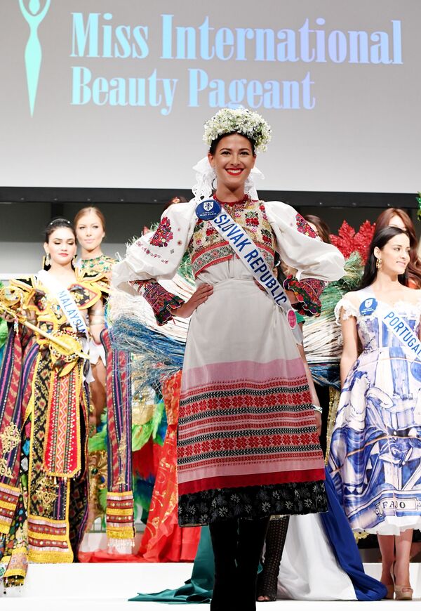 شرکت کننده از اسلواکی در لباس ملی در نمایش خبری کنکور زیبایی Miss International Beauty Pageant توکیو - اسپوتنیک ایران  