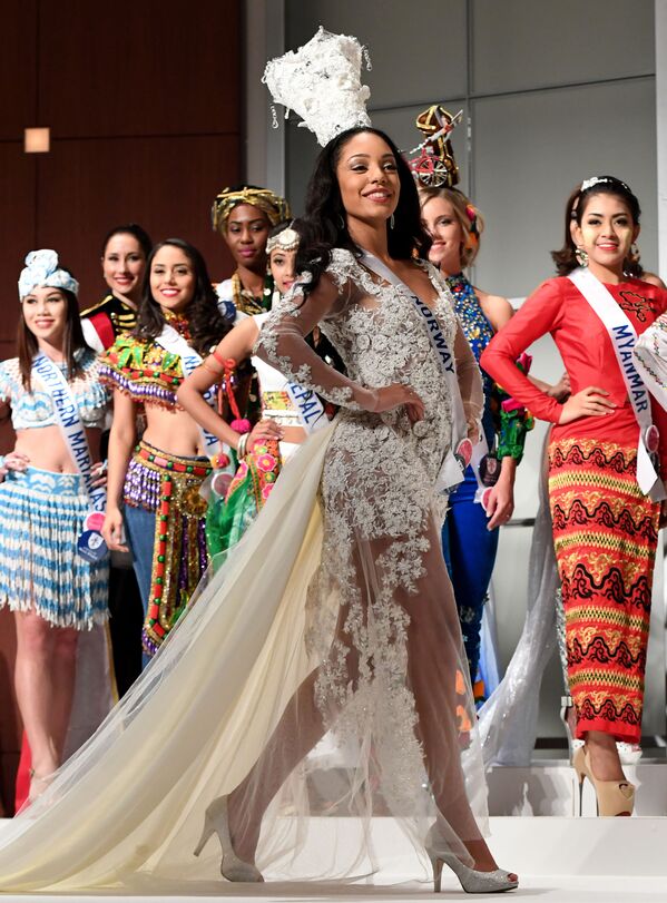 شرکت کننده از نروژ در لباس ملی در نمایش خبری کنکور زیبایی Miss International Beauty Pageant توکیو - اسپوتنیک ایران  