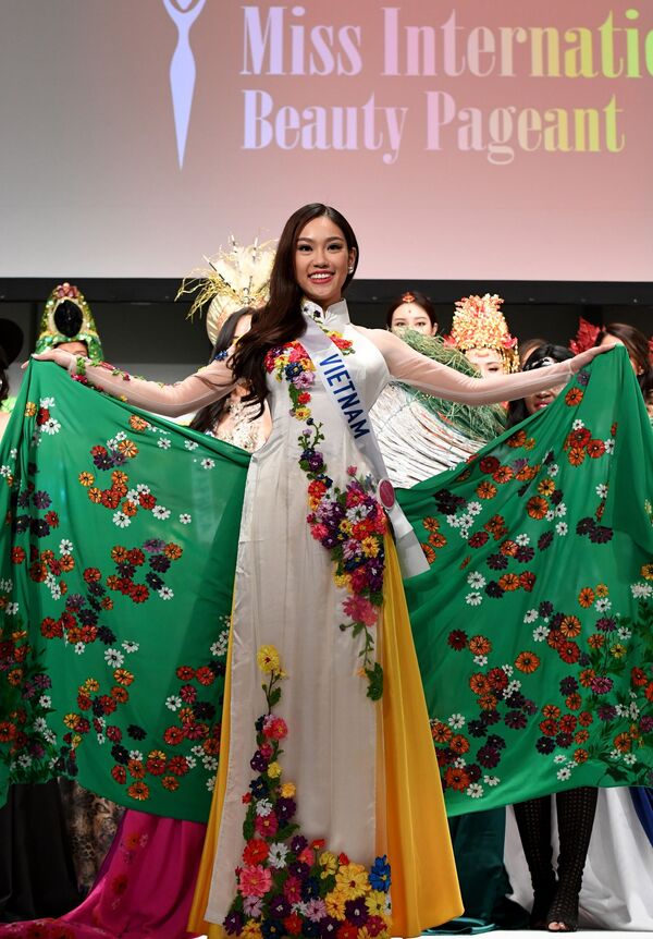 شرکت کننده از ویتنام در لباس ملی در نمایش خبری کنکور زیبایی Miss International Beauty Pageant توکیو - اسپوتنیک ایران  