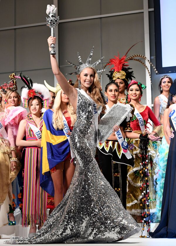 شرکت کننده از ایالات متحده در لباس ملی در نمایش خبری کنکور زیبایی Miss International Beauty Pageant توکیو - اسپوتنیک ایران  