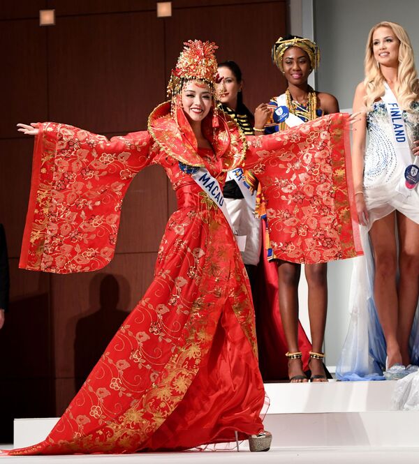 شرکت کننده از ماکائو در لباس ملی در نمایش خبری کنکور زیبایی Miss International Beauty Pageant توکیو - اسپوتنیک ایران  