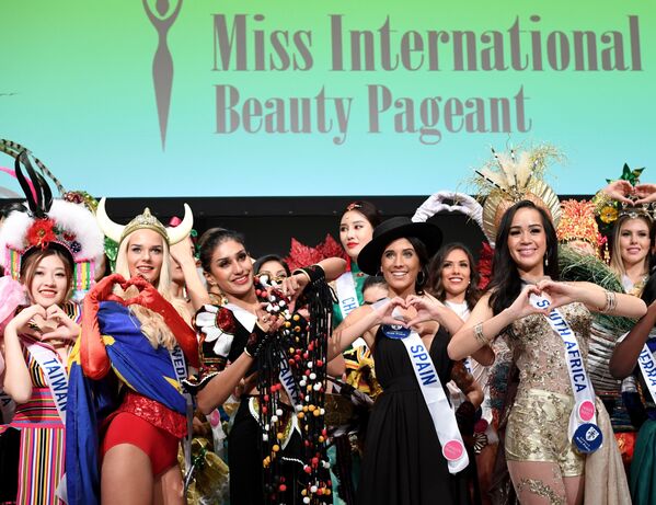 شرکت کنندگان در مراسم عکاسی نمایش خبری کنکور زیبایی Miss International Beauty Pageant در توکیو - اسپوتنیک ایران  