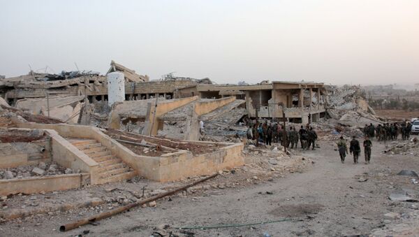 Бойцы сирийской армии на месте разрушенной больницы в Алеппо - اسپوتنیک ایران  
