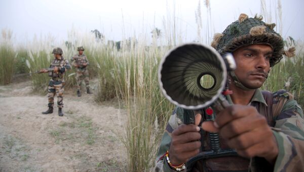 Indian army soldiers patrol near the highly militarized Line of Control dividing Kashmir between India and Pakistan, in Pallanwal sector, about 75 kilometers from Jammu, India, Tuesday, Oct. 4, 2016 - اسپوتنیک ایران  