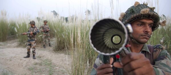 Indian army soldiers patrol near the highly militarized Line of Control dividing Kashmir between India and Pakistan, in Pallanwal sector, about 75 kilometers from Jammu, India, Tuesday, Oct. 4, 2016 - اسپوتنیک ایران  