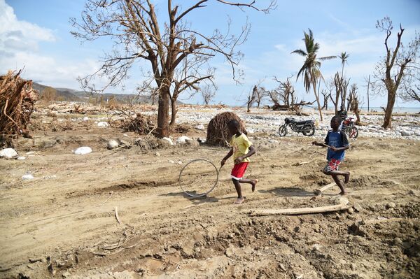 بچه ها در حال چرخ بازی در « له –که» هائیتی  پس از طوفان « متیئو» - اسپوتنیک ایران  