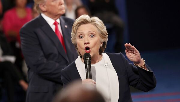 Кандидат в президенты США от демократов Хиллари Клинтон на дебатах с Дональдом Трампом - اسپوتنیک ایران  
