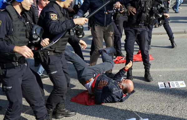 واحدهای ویژه پلیس ترکیه  در زمان درگیری با تظاهرکنندگان - اسپوتنیک ایران  