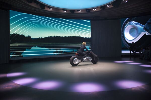 معرفی گروه «  BMW Group» ماکت موتورسیکلت برقی  آینده  BMW Motorrad Vision Next 100 با یونیفرم - اسپوتنیک ایران  