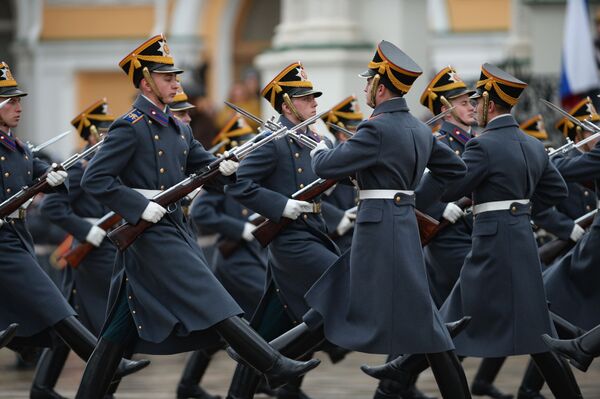 سربازان گارد هنگ ریاست جمهوری در مراسم تعویض سربازان و گارد سواره نظام کرملین در میدان « سابورنی» کرملین مسکو - اسپوتنیک ایران  