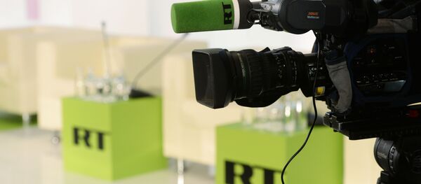 اهتزاز بنر تشکر از RT در اعتراضات فرانسه + عکس اهتزاز بنر تشکر از RT در اعتراضات فرانسه + عکس - اسپوتنیک ایران