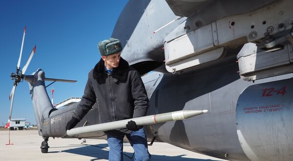 آماده سازی بالگرد « می -28 ان» - « شکارچی شب» پیش از پروازهای تمرینی در شهر « کورنوفسک» - Korenovsk - کراسنودار روسیه - اسپوتنیک ایران  
