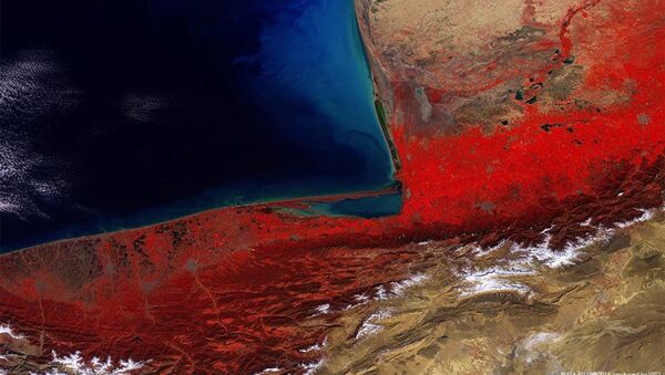 Снимок Каспийского моря, сделанный спутником Европейского космического агентства Proba V. Внизу изображения - заснеженные пики горной системы Эльбрус - اسپوتنیک ایران  