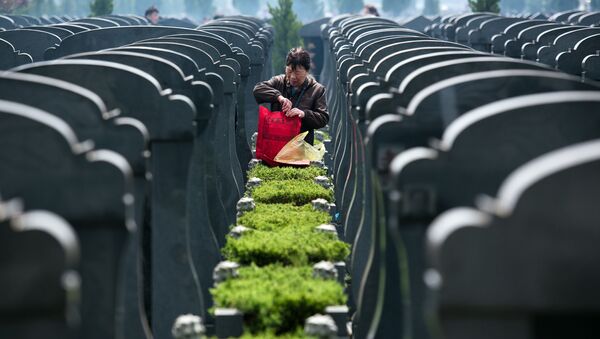 Женщина на кладбище Шанхая во время праздника Цинмин - اسپوتنیک ایران  