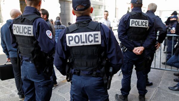 تجمع اعتراض آمیز پلیس فرانسه در مقابل کلیسای جامع نوتردام پاریس - اسپوتنیک ایران  