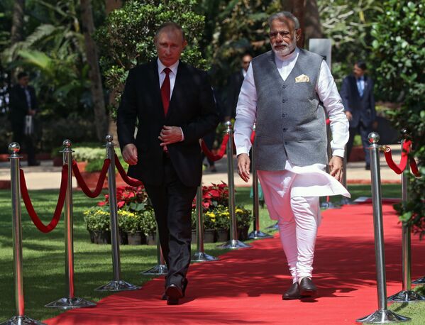 ولادیمیر پوتین، رئیس جمهور  روسیه و  نارندرا مودی، نخست وزیر هند  در زمان دیدار در  هتل « تاج»  در ایالت « گوآ» هند - اسپوتنیک ایران  