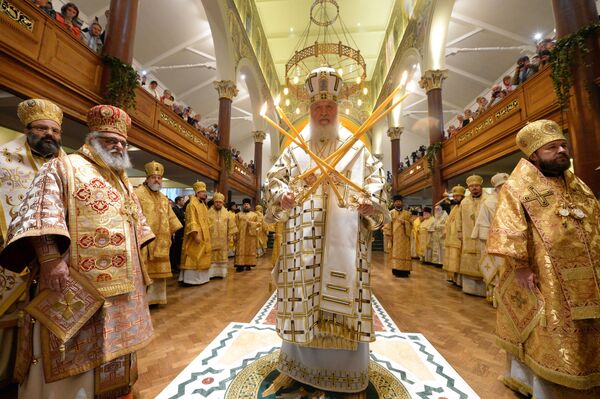مطران کریل اسقف اعظم سراسر روسیه  در مراسم دعا و نیایش در  بزرگترین کلیسای  روسی در لندن - اسپوتنیک ایران  
