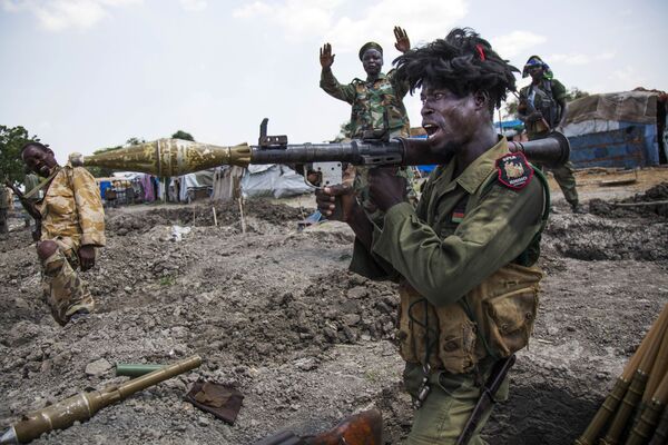 سربازان  ارتش  خلق آزادیبخش سودان در  حومه شهر « ملاکال»  سودان جنوبی - اسپوتنیک ایران  