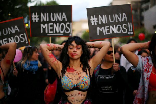 دختری آغشته به رنگ  در زمان  اعتراضات سراسری  نسبت به  نابرابری جنسیتی در سانتیاگو - اسپوتنیک ایران  