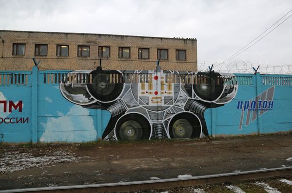 گرافیتی به مناسبت  تاریخ هوانوردی روسیه بر حصار بتونی  شهر « پرم» روسیه - اسپوتنیک ایران  