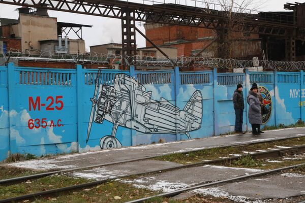 گرافیتی به مناسبت  تاریخ هوانوردی روسیه بر حصار بتونی  شهر « پرم» روسیه - اسپوتنیک ایران  