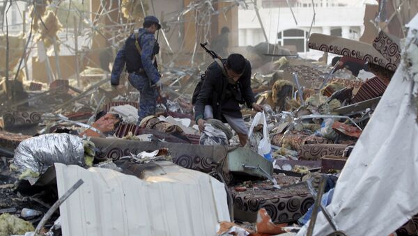 Йеменцы среди развалин после обстрела ВВС Саудовской Аравии траурной церемонии в городе Сана - اسپوتنیک ایران  