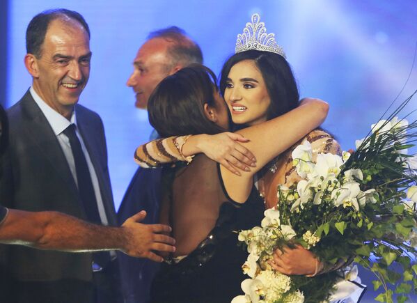 ملکه  لبنان - Sandy Tabet  - پس از پیروزی در کنکور زیبایی در شهر Jounieh لبنان - اسپوتنیک ایران  