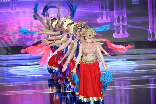 رقاصان در کنکور « ملکه زیبایی  لبنان -2016» در  شهر « جونیه» لبنان - اسپوتنیک ایران  