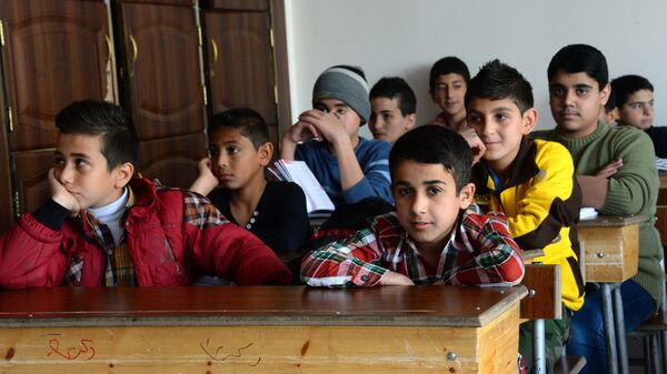 استثمار کودکان سوری برای تولید پوشاک فروشگاه های انگلیس - اسپوتنیک ایران  