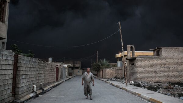 Мужчина идет по улице с разрушенными домами на юге от Мосула, Ирак - اسپوتنیک ایران  