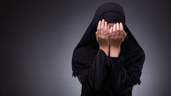 Мусульманка закрывает лицо руками - اسپوتنیک ایران  