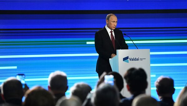Президент РФ Владимир Путин на итоговой сессии XIII ежегодного заседания Международного дискуссионного клуба Валдай в Сочи - اسپوتنیک ایران  
