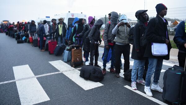 پناهندگان اخراج شده از اردوگاه کاله، سه منطقه پاریس را تحت تصرف قرار دادند - اسپوتنیک ایران  