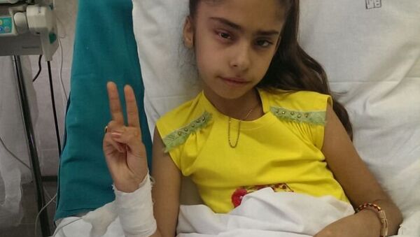 دختر بچه ای که در حلب پاهایش را از دست داده بود بعد از درمان در مسکو دوباره میتواند راه برود - اسپوتنیک ایران  