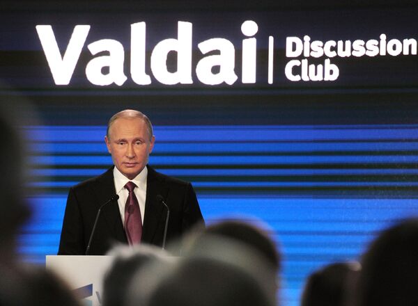 ولادیمیر پوتین، رئیس جمهور روسیه در  اجلاس پایانی  سالانه  باشگاه  بین المللی بحث و گفتگوی  « والدای» در سوچی - اسپوتنیک ایران  