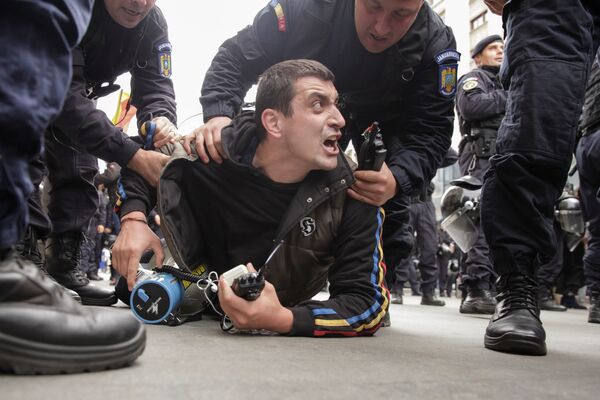 بازداشت جرج سیمیون  رهبر جنبش  طرفدار اتحاد با  ملداوی  رومانی  در زمان برگزاری میتینگ در  بخارست - اسپوتنیک ایران  
