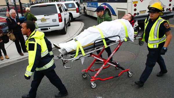 Спасатели эвакуируют пострадавших с места железнодорожной катастрофы в Нью-Джерси - اسپوتنیک ایران  
