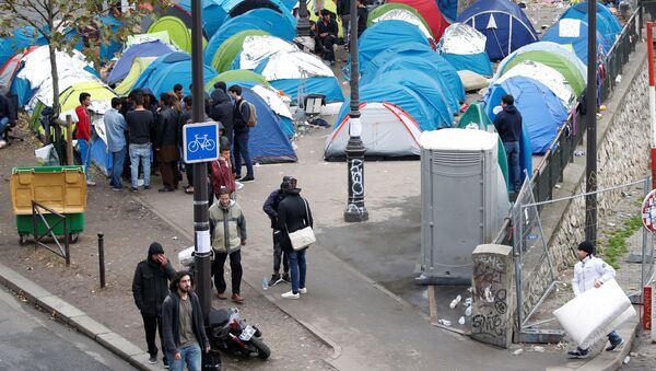 Палатки мигрантов у станции метро Сталинград в Париже - اسپوتنیک ایران  