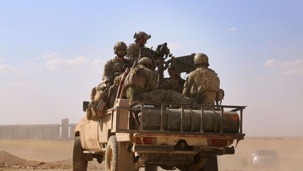Вероятные члены спецназа США в форме Демократических сил Сирии недалеко от Ракки - اسپوتنیک ایران  