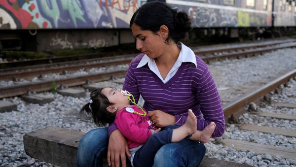 Kobieta z dzieckiem na granicy grecko-macedońskiej - اسپوتنیک ایران  