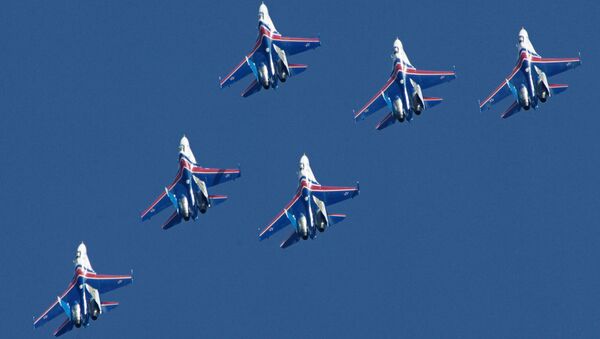 Показательное выступление многоцелевых истребителей Су-27 пилотажной группы Русские Витязи на авиасалоне Авиарегион-2016 в Ярославской области - اسپوتنیک ایران  