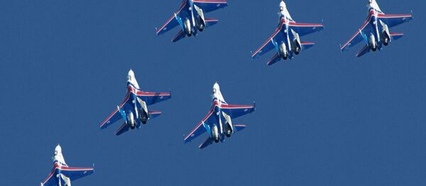 Показательное выступление многоцелевых истребителей Су-27 пилотажной группы Русские Витязи на авиасалоне Авиарегион-2016 в Ярославской области - اسپوتنیک ایران  