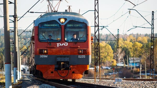 Электричка едет по Восточно-Сибирской железной дороге в районе станции Большой луг в Иркутской области - اسپوتنیک ایران  