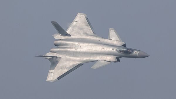 پرواز جنگنده چینی نسل پنجم J-20  در شهر جوهای - اسپوتنیک ایران  