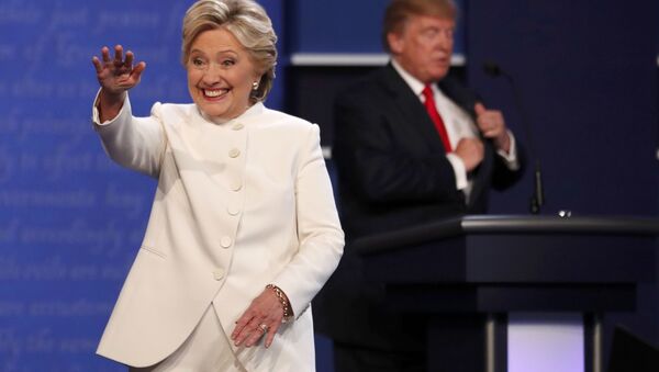 Кандидаты в президенты США Хиллари Клинтон и Дональд Трамп после окончания третьих дебатов - اسپوتنیک ایران  