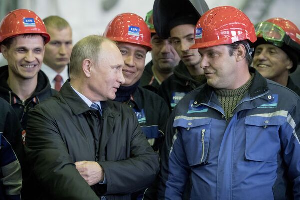 ولادیمیر پوتین، رئیس جمهور روسیه  در حال صحبت با  کارگران  در کارخانه  کشتی سازی آستراخان - اسپوتنیک ایران  