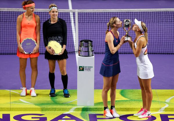 یلنا وسنینا و یکاترینا ماکارووا تنیس بازان روسیه در جشن پیروزی در  مسابقات فینال WTA در سنگاپور - اسپوتنیک ایران  