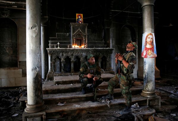 سربازان مسیحی عراق در اولین مراسم دعا و نیایش  در کلیسایی در نزدیکی موصل عراق - اسپوتنیک ایران  