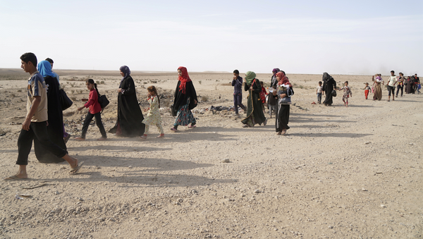 Жители, бегущие из своих домов в районе Каяра, где проходит операция ВС Ирака против боевиков ДАИШ - اسپوتنیک ایران  