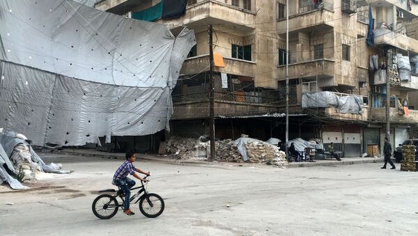 Ребенок у КПП Бустан аль-Каср в Алеппо, где начинается гуманитарный коридор для выхода боевиков - اسپوتنیک ایران  